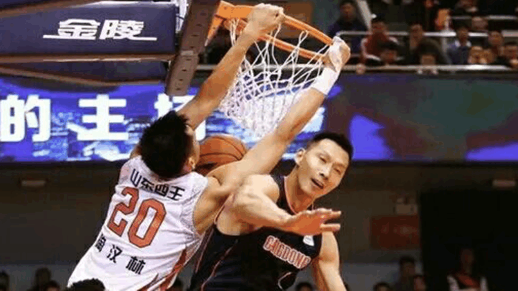 易建联篮球巨星突破瞬间，最早隔扣震撼上演！